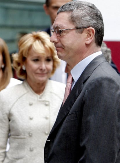 El alcalde de Madrid, Alberto Ruiz-Gallardón, y la presidenta regional, Esperanza Aguirre, hoy antes de la inauguración de la Asamblea de la CEIM, en Madrid.