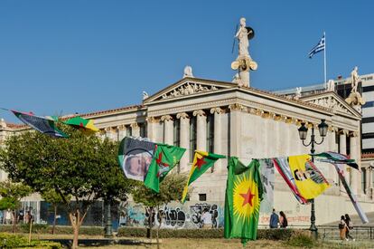 Protesto de grupos curdos em frente à Universidade de Atenas.