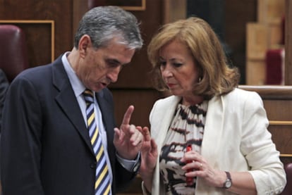 Ramón Jáuregui y Clementina Díez, ayer en el Congreso.
