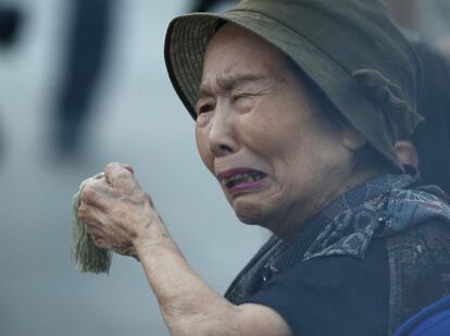 Japón conmemora el aniversario de la destrucción de Hiroshima por la bomba atómica estadounidense que arrasó la ciudad, en un abrir y cerrar de ojos, y se llevó por delante las vidas de decenas de miles de personas. En la imagen, una mujer llora durante la ceremonia conmemorativa.