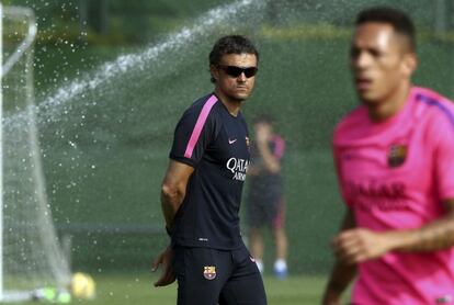 Luis Enrique observa a Adriano.