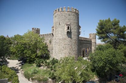 Es quizá uno de los más peculiares que existen en España. Su construcción se inició en 1024 durante el reinado de Alfonso VI, convirtiéndose en castillo en 1088. Reconstruido en 1959, ha sido colegio menor, residencia universitaria, sede de las Cortes de Castilla La Mancha y ahora un albergue equipado con piscina y adaptado a minusválidos. Desde 14,05 euros (es necesario el carné de alberguista).