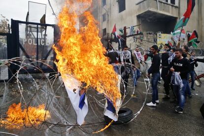 Entre los manifestantes había miembros de grupos palestinos, islamistas y partidarios de la izquierda libanesa.