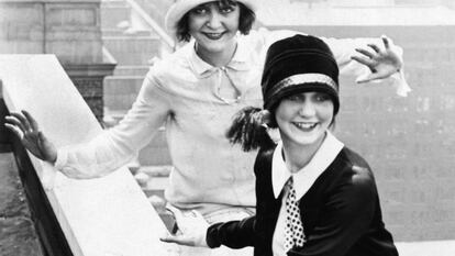 Duas mulheres bailam no terraço do Hotel Sherman, em Chicago, em 1926.