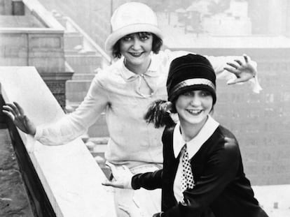 Duas mulheres bailam no terraço do Hotel Sherman, em Chicago, em 1926.