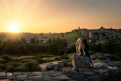 Contemplando la puesta de sol frente a las murallas de Ávila, en Castilla y León.