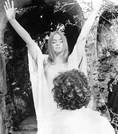 THE BLOOD ON SATAN'S CLAW, Linda Hayden, Barry Andrews (back to camera), 1971