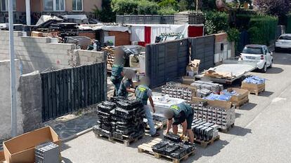 Palés de baterías de litio a las puertas del chalet de Otero de Herreros, en Segovia, en una imagen de la Guardia Civil.