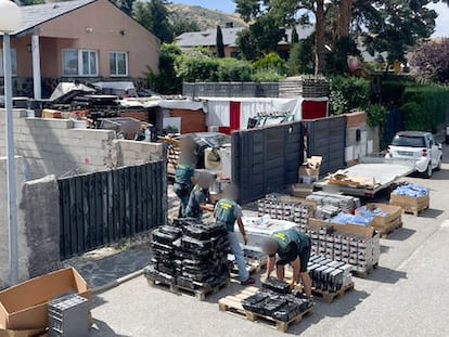 Palés de baterías de litio a las puertas del chalet de Otero de Herreros, en Segovia, en una imagen de la Guardia Civil.