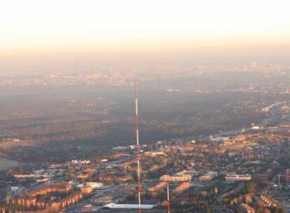 Imagen aérea tomada ayer de la zona por donde Fomento quiere que pase la variante de la autopista A-6. Abajo se puede ver la población; arriba, el monte protegido.