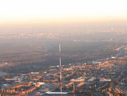 Imagen aérea tomada ayer de la zona por donde Fomento quiere que pase la variante de la autopista A-6. Abajo se puede ver la población; arriba, el monte protegido.