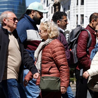 Ciudadanos cruzan un paso de cebra en Bilbao. 