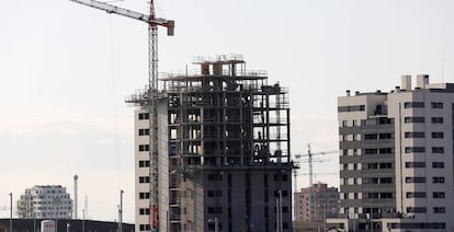 Vista de varios bloques de viviendas en construcción en Madrid. 