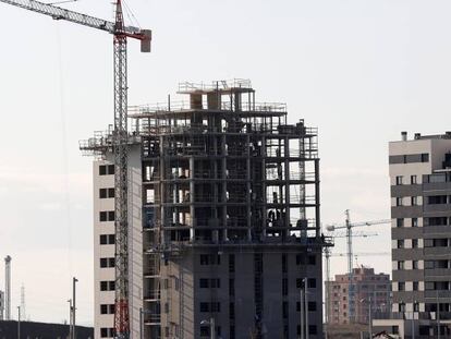 Vista de varios bloques de viviendas en construcción en Madrid. 