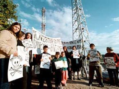 Vecinos de la partida del Bacarot, ayer, durante su protesta frente a las antenas de telefonía.