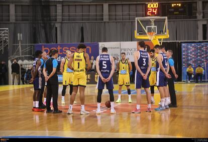 Los jugadores del Valencia Basket, junto a los del Aris de Salónica, en el minuto de silencio.