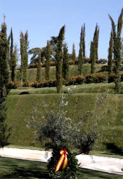 El llamado Bosque de los Ausentes, un montículo con 192 árboles en recuerdo de cada una de las 
víctimas (incluido el geo muerto en Leganés), ha quedado instalado en el Parque del Retiro de Madrid como homenaje permanente a los muertos en aquellos días.