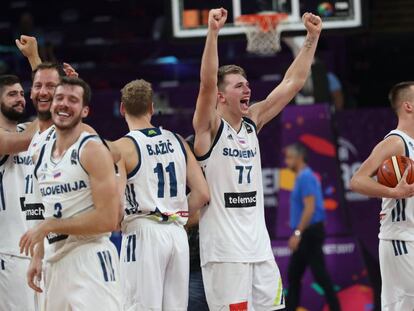 Los jugadores de Eslovenia celebran el pase a la semifinal.