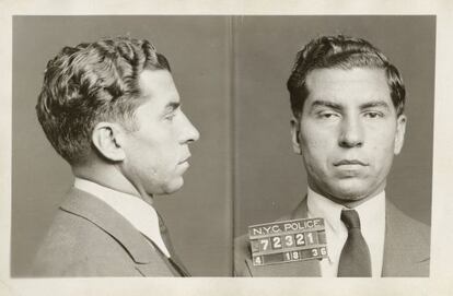 El mafioso Charles 'Lucky' Luciano, fichado por la policía tras una detención el 18 de abril de 1936. Luciano, paradigma del mafioso neoyorquino, fue el cerebro del tráfico de heroína en Nueva York tras la Segunda Guerra Mundial y es considerado como el primer 'Don' de la familia Genovese (Foto: New York City Municipal Archives)