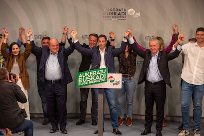 El candidato a lehendakari del PNV, Imanol Pradales, celebra los resultados electorales junto a los miembros de su partido, este domingo en Bilbao. 