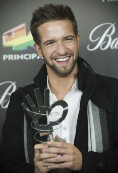 El cantante Pablo Alborán, premio al Artista Revelación, durante la gala de entrega de los Premios 40 Principales 2011, el pasado diciembre.