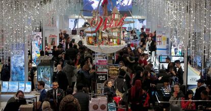 Gente de compras durante la jornada del Black Friday en Manhattan, Nueva York.