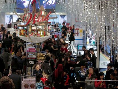 Gente de compras durante la jornada del Black Friday en Manhattan, Nueva York.