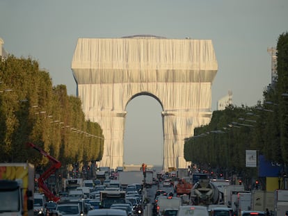El Arco del Triunfo, en París, envuelto por el artista Christo.