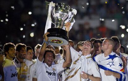 Marcelo y Cristiano levantan el trofeo en la celebración del título de Liga.