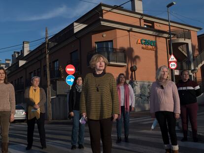 Encarna Vera, en el centro, y otros seis familiares de fallecidos en la residencia de ancianos Caser de Santo Ángel, Murcia, que han denunciado al centro.