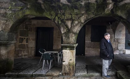 José Ramón Estévez, historiador y vecino de Ribadavia (Ourense), en la puerta de la casa de las hermanas Touza. 