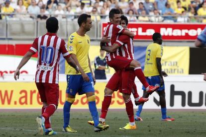 Diego Costa abraza a Villa tras el gol.