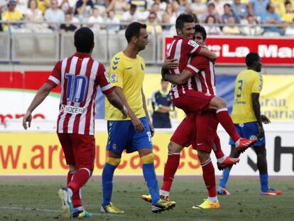 Diego Costa abraza a Villa tras el gol.