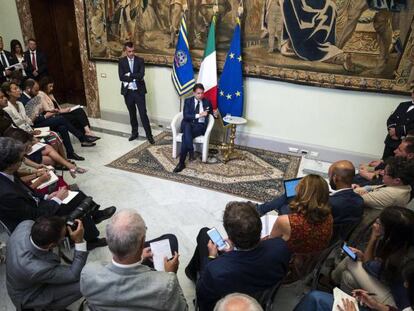 El primer ministro italiano, Giuseppe Conte, ayer, en una rueda de prensa sobre presupuestos en el palacio Chigi, en Roma.