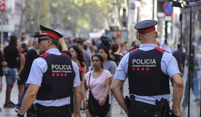 Dos mossos patrullen per Barcelona.