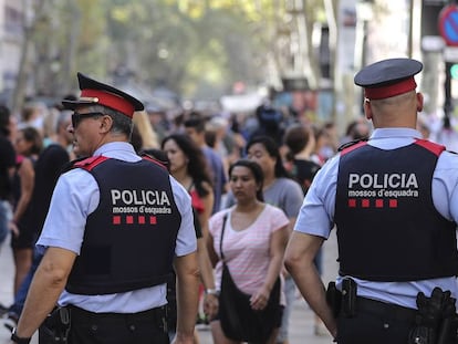 Dos mossos patrullen per Barcelona.