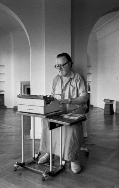 El escritor chileno José Donoso, en 1980.