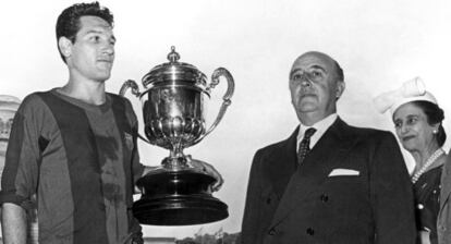 Franco i la seva dona, Carmen Polo, després de lliurar la Copa del Generalísimo al capità del Barça, Segarra, el 1957.