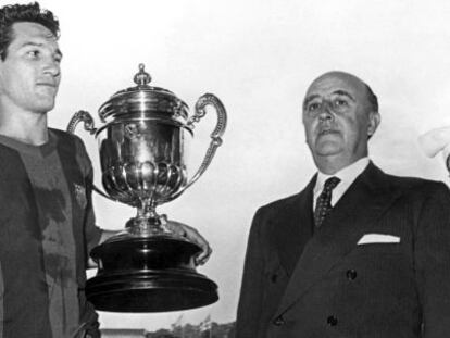 Franco y su mujer, Carmen Polo, tras entregar la Copa del Generalísimo al capitán del Barcelona, Segarra, en 1957.