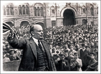 Vladímir Lenin pronuncia un discurso en la Plaza Roja de Moscú desde un coche el 25 de mayo de 1919, 