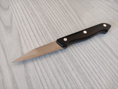 Cuchillo pequeño de puntilla.