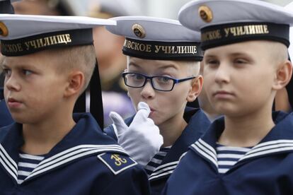 Cadetes de la Academia Naval Nakhimov participan de una ceremonia que marca el comienzo del nuevo curso, conocido como Día del Conocimiento, en San Petersburgo (Rusia).