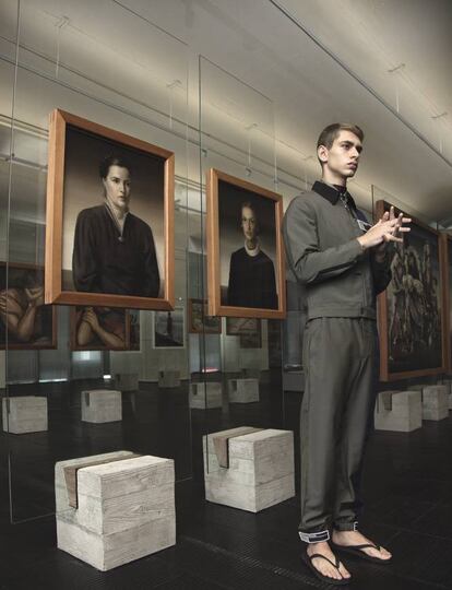 Model veste Prada e chinelos Havaianas dentro do Museu de Arte de São Paulo (MASP), onde foram realizadas várias das fotos deste ensaio.Atrás dele, retrato de Inah Prudente de Moraes (1936), do pintor Cândido Portinari, que faz parte da coleção do MASP.