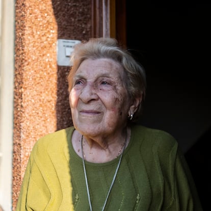 Nieves Baigorri, en la puerta de su casa.