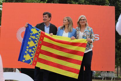 La candidata de Ciudadanos a la Presidencia de la Generalitat, Mamen Peris, junto con la portavoz nacional de Ciudadanos, Patricia Guasp, y el portavoz de Ciudadanos en el Ayuntamiento de València y candidato a la alcaldía, Fernando Giner, en un acto de precampaña.