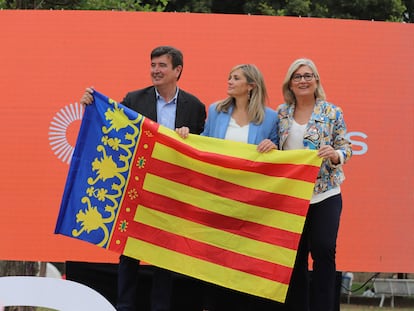 La candidata de Ciudadanos a la Presidencia de la Generalitat, Mamen Peris, junto con la portavoz nacional de Ciudadanos, Patricia Guasp, y el portavoz de Ciudadanos en el Ayuntamiento de València y candidato a la alcaldía, Fernando Giner, en un acto de precampaña.