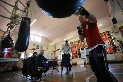 Un joven vota en un club de boxeo en Kingston-Upon-Hull (Reino Unido).