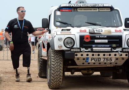 Mark Zambon junto a su coche, antes de una prueba.