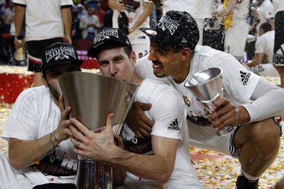 Nocion, y Ayón besan el trofeo de Euroliga.