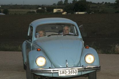 Una tarde de charla para poner al día sus "experiencias" de vida, un paseo en 'fusca' (como se conoce al 'escarabajo' de Volkswagen en Uruguay) y un asado de cena. Este ha sido el emotivo reencuentro en Montevideo entre la alcaldesa de Madrid, Manuela Carmena y el expresidente yruguayo José Mujica.